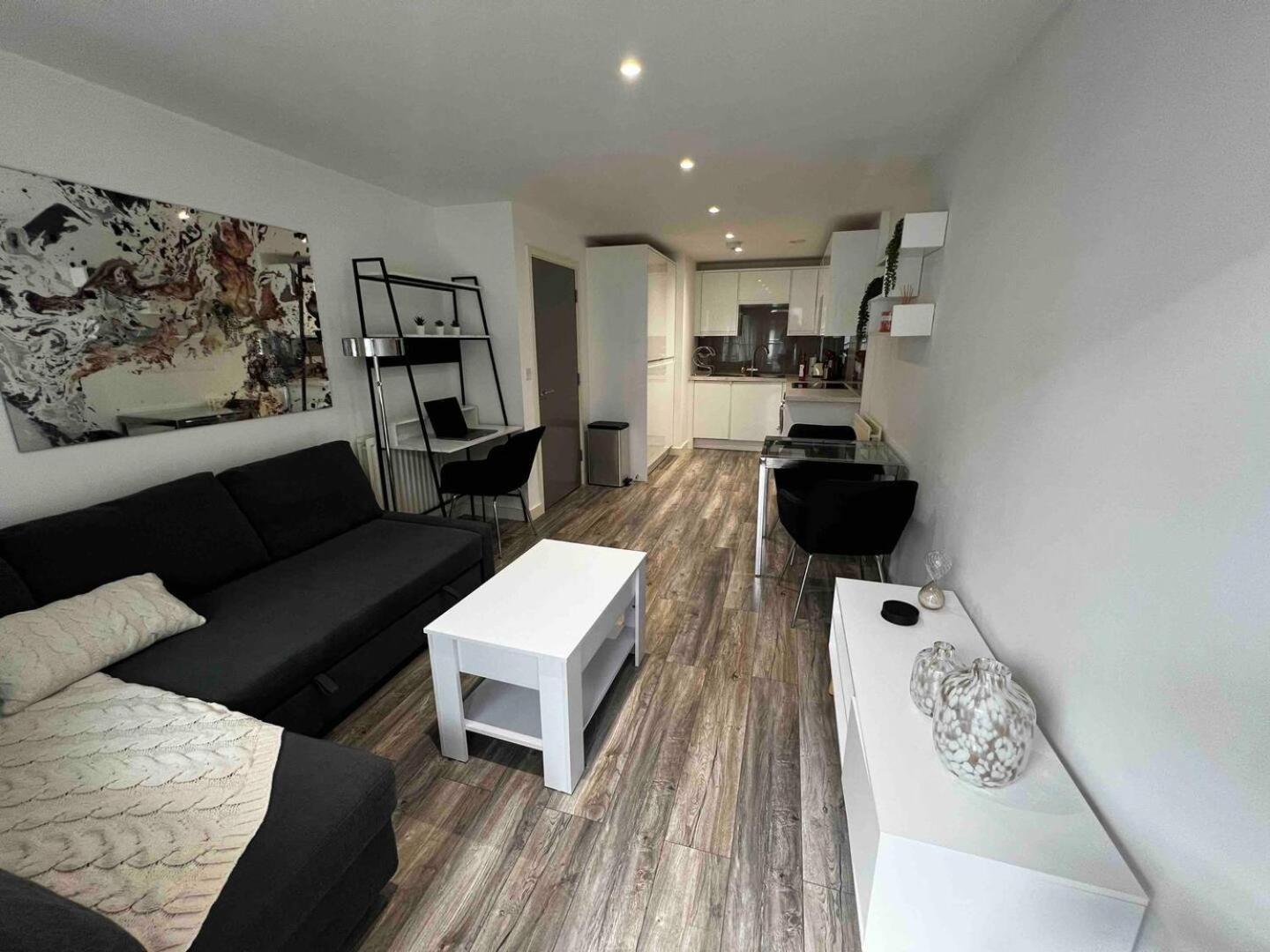 Stylish 1-bed Flat With Sofa-bed In Londra